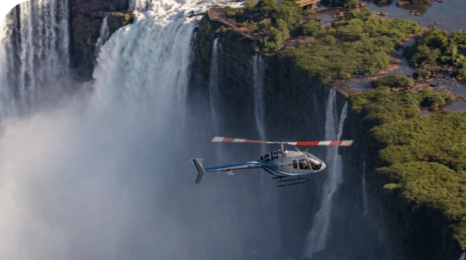 Helicóptero da Helisul sobrevoando cachoeira